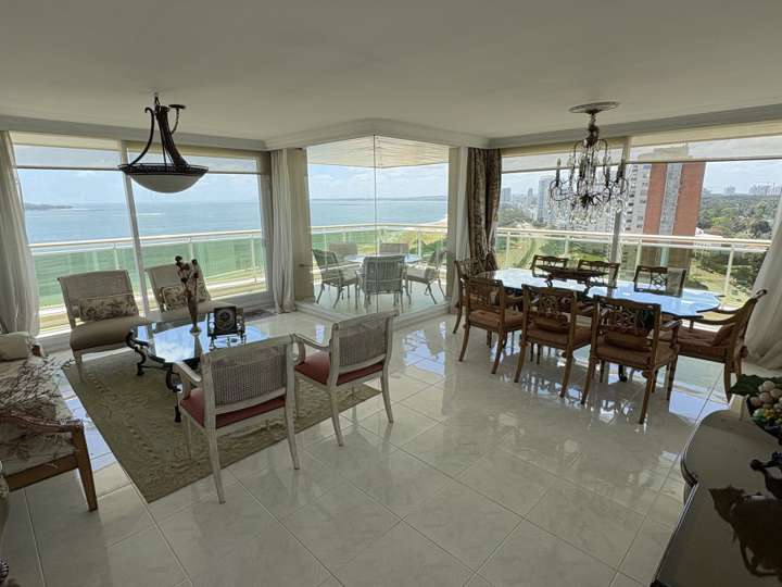 Apartamento en venta en Avenida Orlando Pedragosa Sierra, Punta Del Este