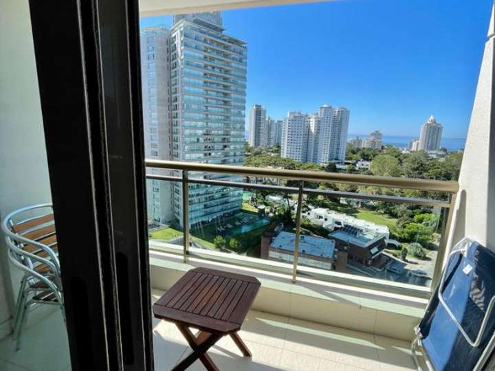 Apartamento en venta en Avenida Orlando Pedragosa Sierra, Punta Del Este