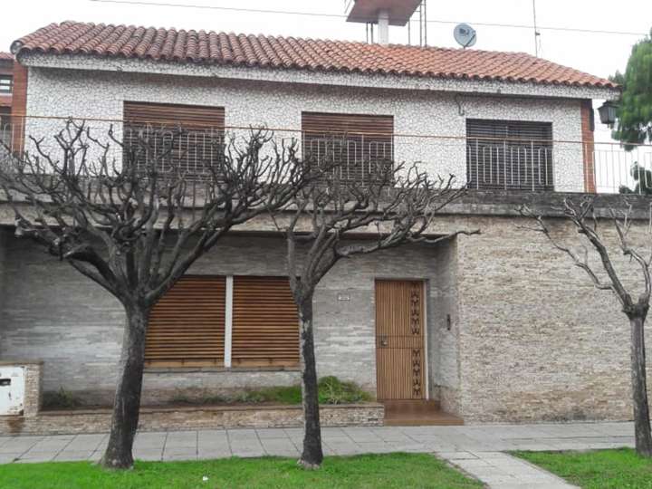 Casa en venta en Pasteur, 1202, Villa Luzuriaga