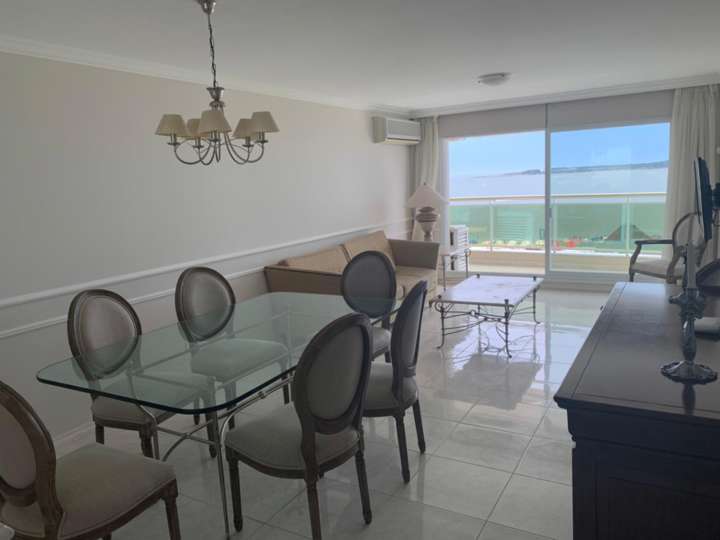 Apartamento en venta en Avenida Orlando Pedragosa Sierra, Punta Del Este