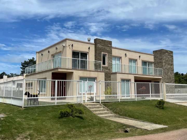 Casa en venta en Carlos Gardel, El Tesoro