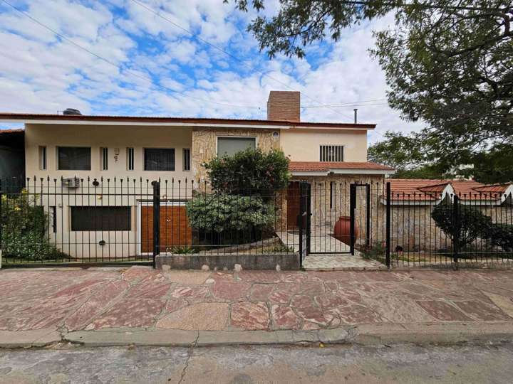 Casa en venta en Avenida 9 de Julio, 400, Villa Carlos Paz