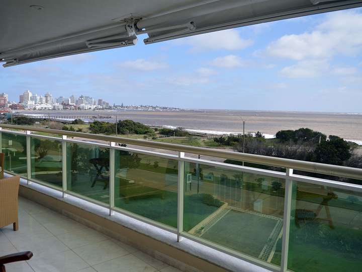 Apartamento en venta en Avenida Orlando Pedragosa Sierra, Punta Del Este