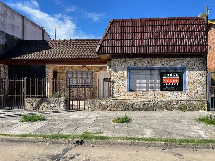 Casa en venta en Zapiola, 1424, Villa Luzuriaga