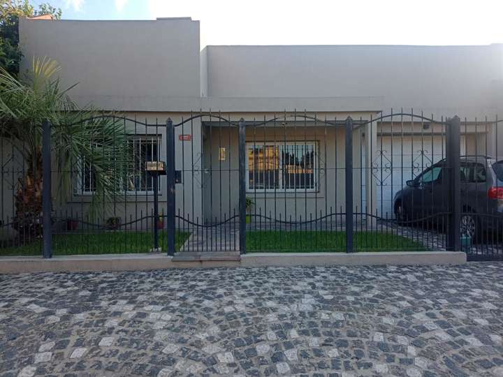 Casa en venta en 653 Bv J M D Rosas, 653, Buenos Aires