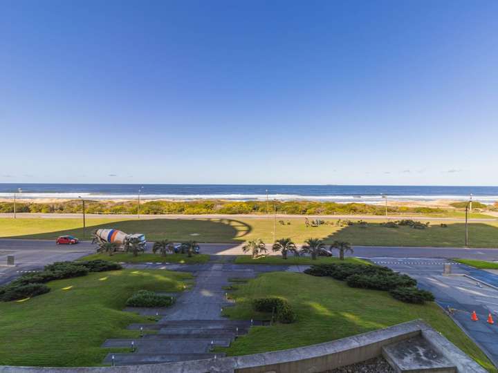 Apartamento en alquiler en Rambla Lorenzo Batlle Pacheco, Punta Del Este