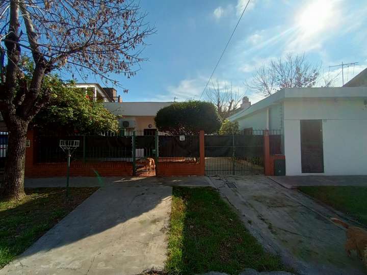 Casa en venta en 164 - Saénz Peña, José León Suárez