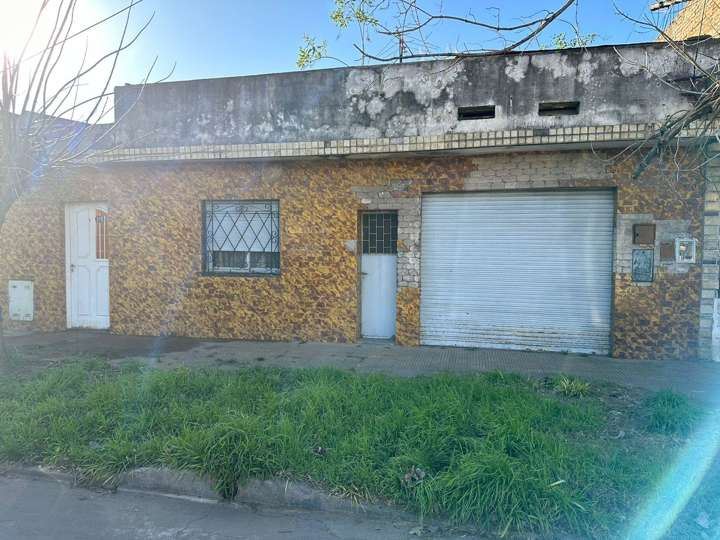 Casa en venta en Hermanos Montgolfier, Villa Tesei