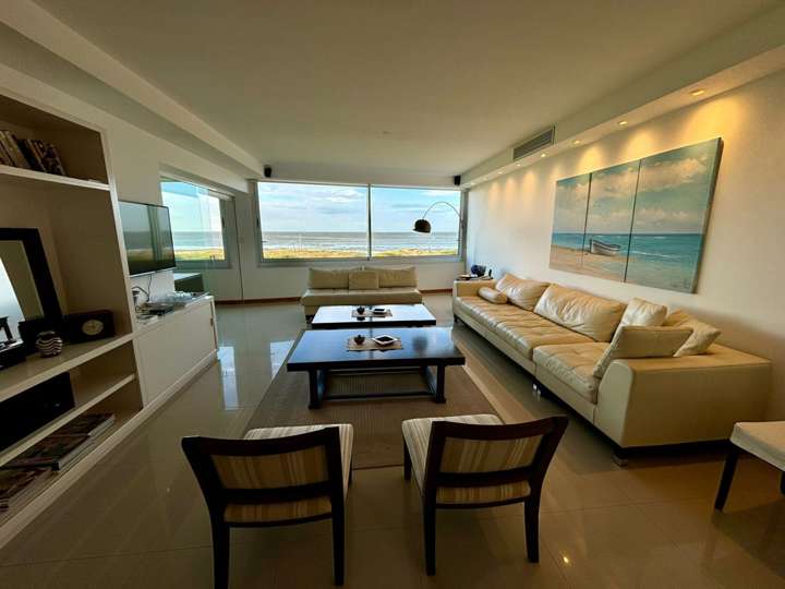 Apartamento en alquiler en Rambla Lorenzo Batlle Pacheco, Punta Del Este