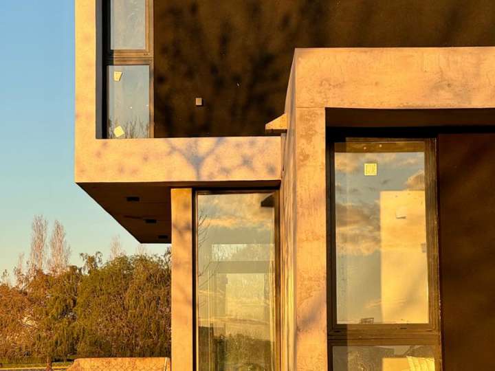 Casa en venta en Colectora Acceso Oeste Lado Norte, Buenos Aires