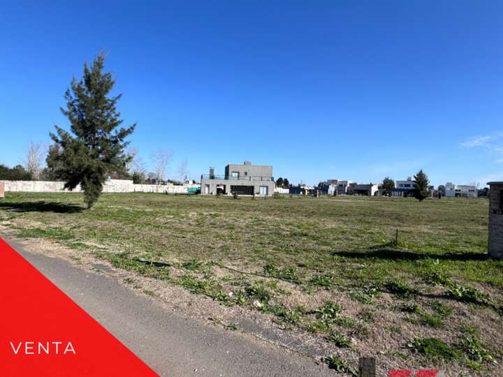 Terreno en venta en Carola Lorenzini / Alcorta, Francisco Álvarez