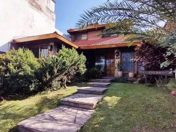 Casa en venta en Avenida General Paz, Lomas del Mirador