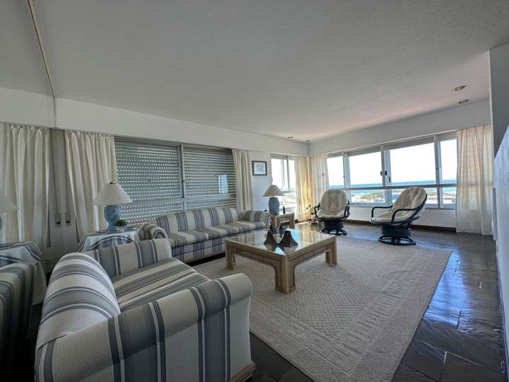 Apartamento en venta en Rambla Lorenzo Batlle Pacheco, Punta Del Este