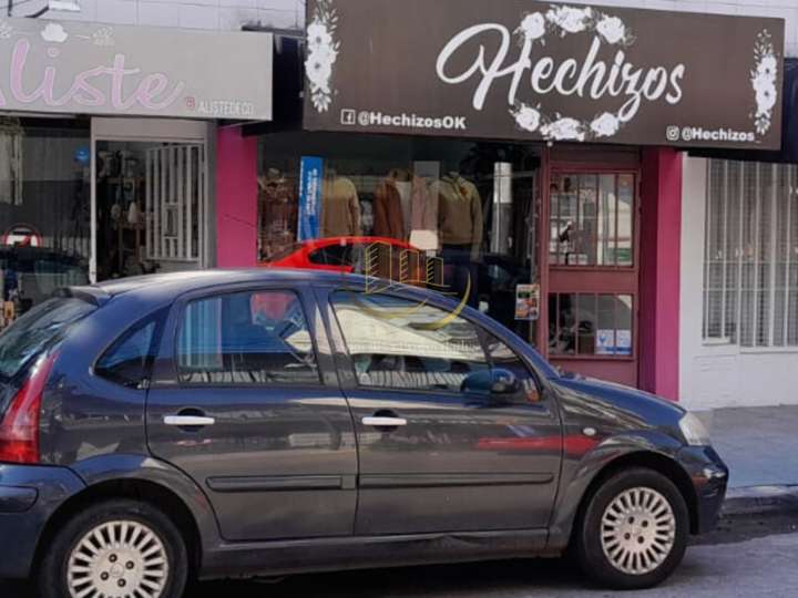 Comercial / Tienda en venta en 559 - Luis María Bosch, 1270, Buenos Aires