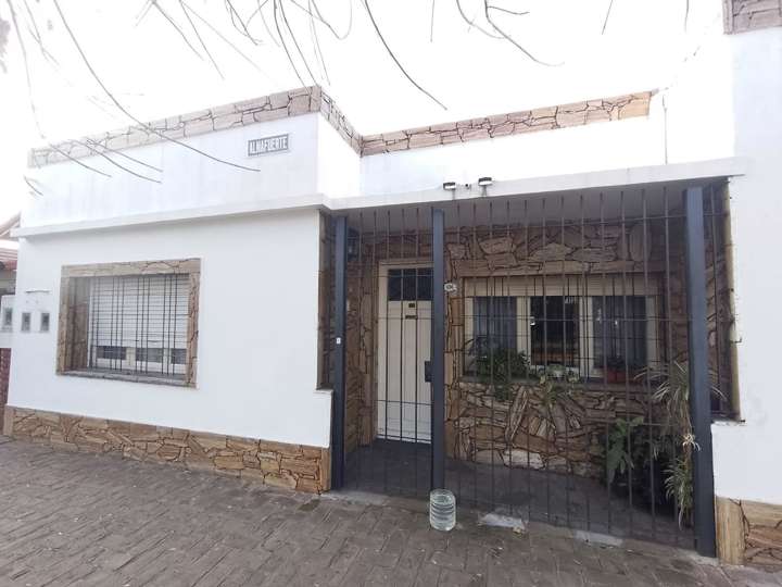 Casa en venta en Almafuerte, 700, Villa Luzuriaga