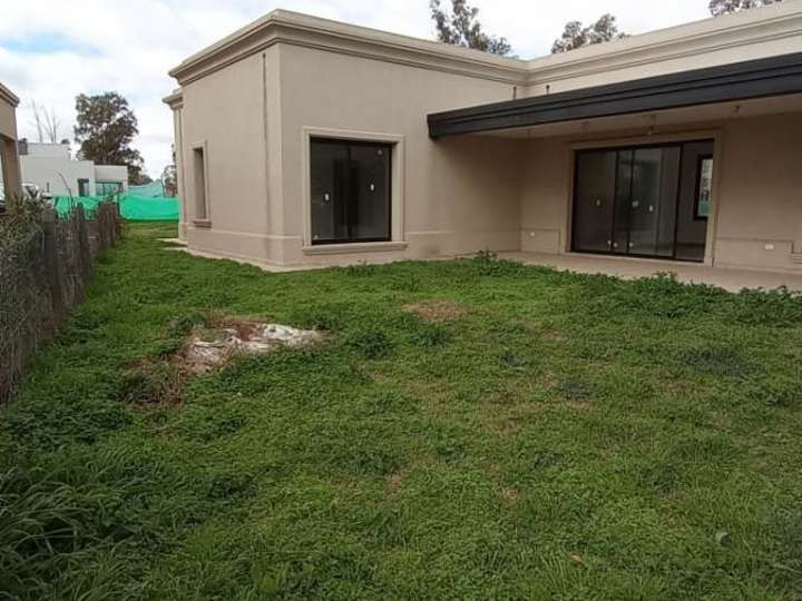 Casa en venta en Los Abedules, Francisco Álvarez