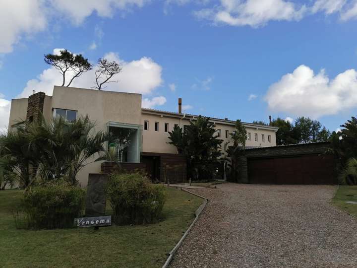 Casa en venta en Blanca Luz Brum, El Tesoro