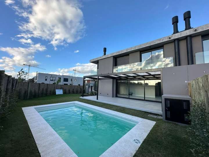 Casa en alquiler en Carrasco, Montevideo