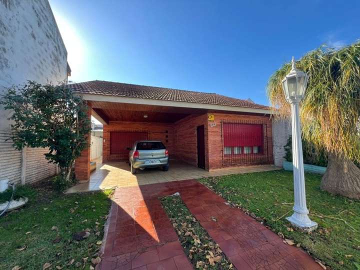 Casa en venta en Benjamín Matienzo, 820, Luis Guillón