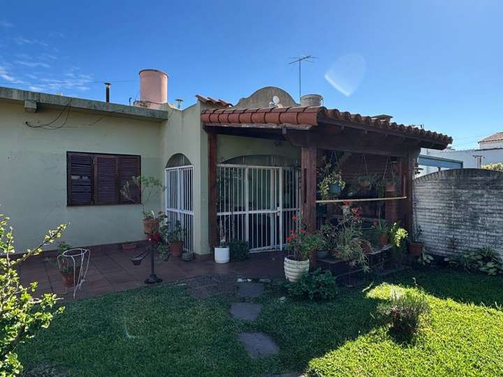 Casa en venta en Pablo Simbrón, 2554, Villa Luzuriaga