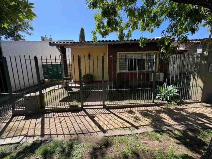 Casa en venta en Las Provincias, Villa Tesei