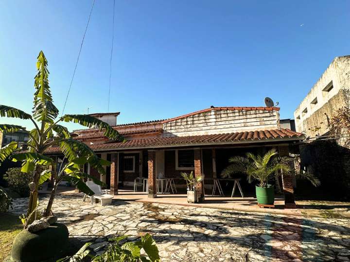 Casa en venta en Avenida Enrique Mosconi, Lomas del Mirador