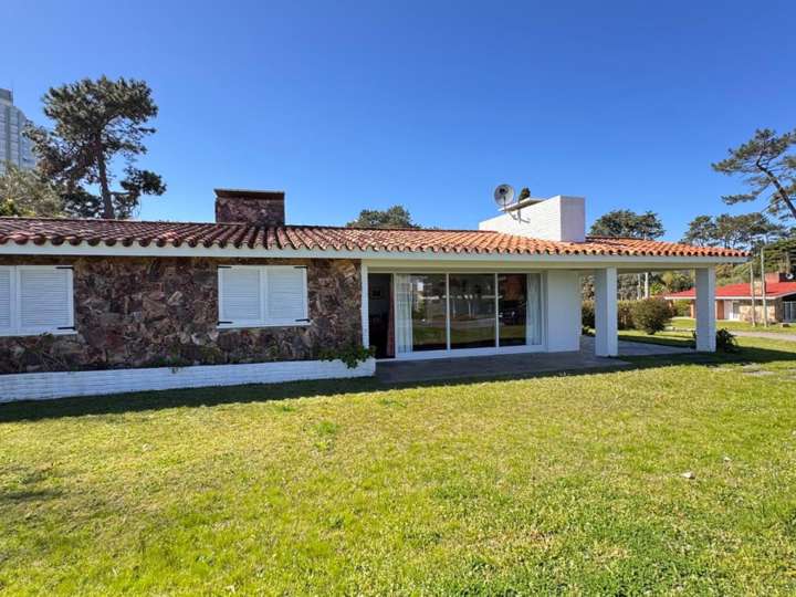 Casa en venta en Avenida Francisco Acuña de Figueroa, Maldonado