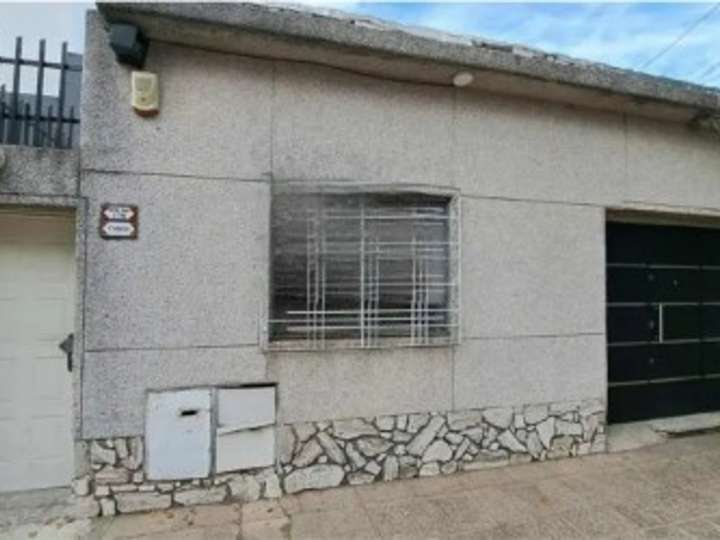 Casa en venta en Entre Ríos, 174, Villa Luzuriaga