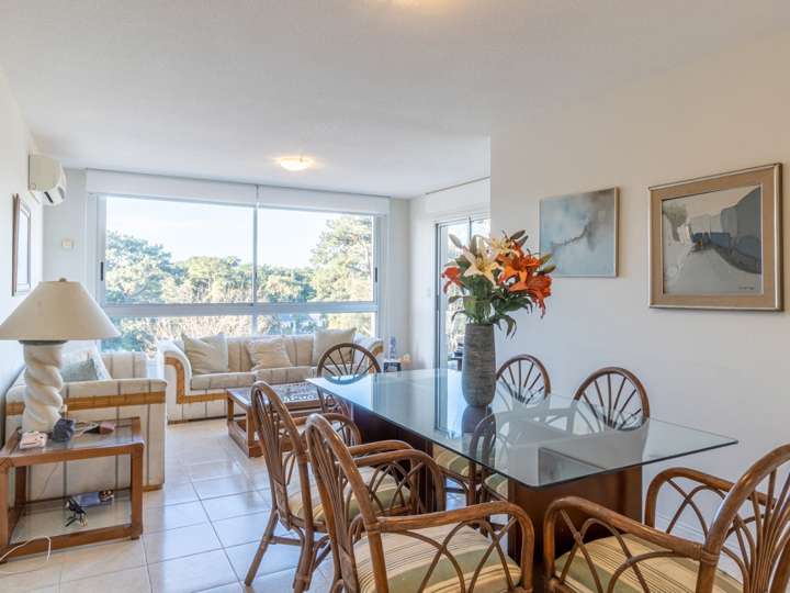 Apartamento en venta en Avenida Los Alpes, Punta Del Este