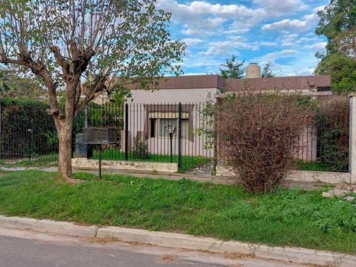 Casa en venta en Hilario Ascasubi, Villa Udaondo