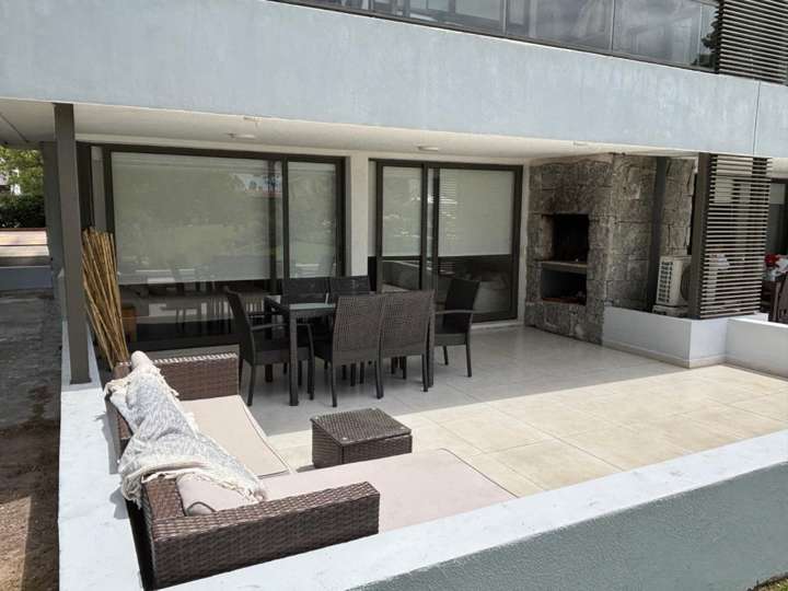 Apartamento en venta en Avenida Orlando Pedragosa Sierra, Punta Del Este