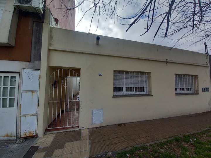 Edificio en venta en Juan Florio, 320, Villa Luzuriaga