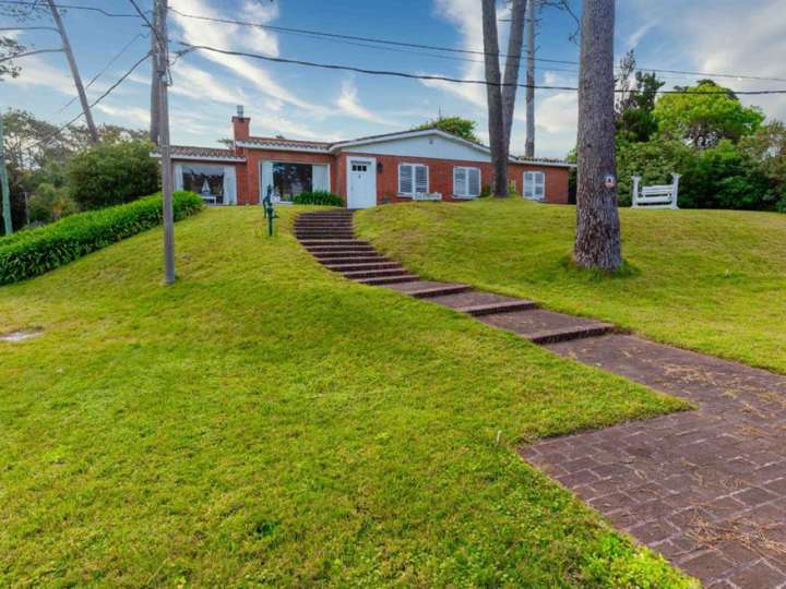 Casa en venta en Rambla Lorenzo Batlle Pacheco, Punta Del Este