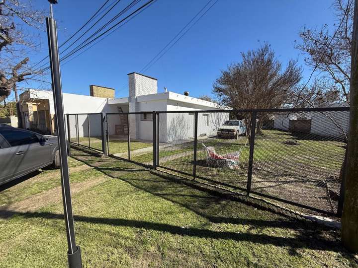 Casa en venta en Alfonsina Storni, Brandsen