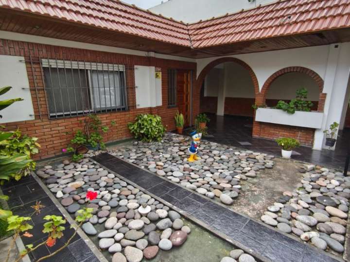 Casa en venta en 83 - Bartolomé Mitre, 6154, Buenos Aires