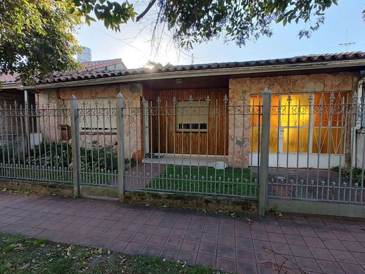 Casa en venta en Teniente Félix Bourquet, Luis Guillón
