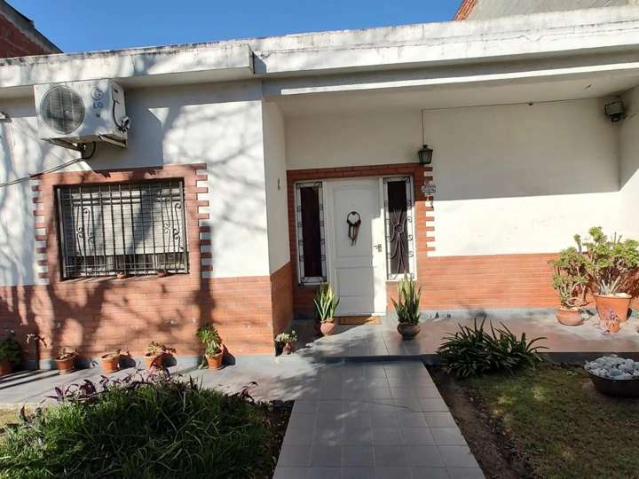Casa en venta en Capitán Claudio Rosales, 600, Luis Guillón