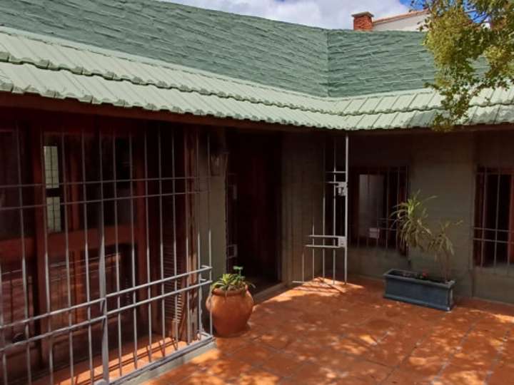 Casa en venta en Enrique Estrázulas, Montevideo