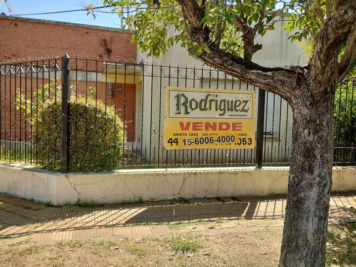 Casa en venta en Almafuerte, 619, Villa Luzuriaga