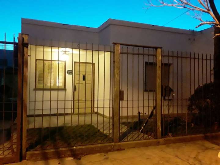 Casa en alquiler en Evaristo Iglesias, Ezpeleta Este