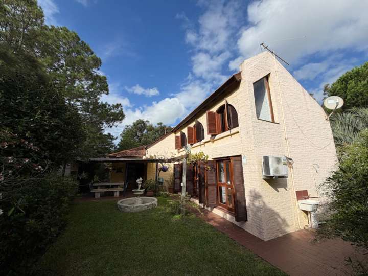 Casa en venta en Calle H, Playa Hermosa