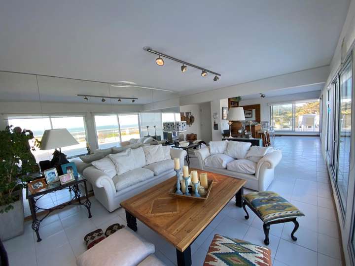 Casa en venta en Rambla Lorenzo Batlle Pacheco, Punta Del Este