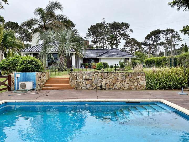 Casa en venta en Avenida Martiniano Chiossi, Punta Del Este