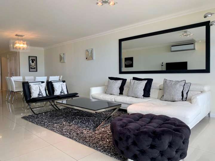 Apartamento en alquiler en Rambla Lorenzo Batlle, Punta Del Este