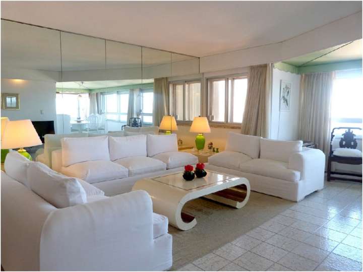 Apartamento en venta en El Mesana (Calle 24), Punta Del Este